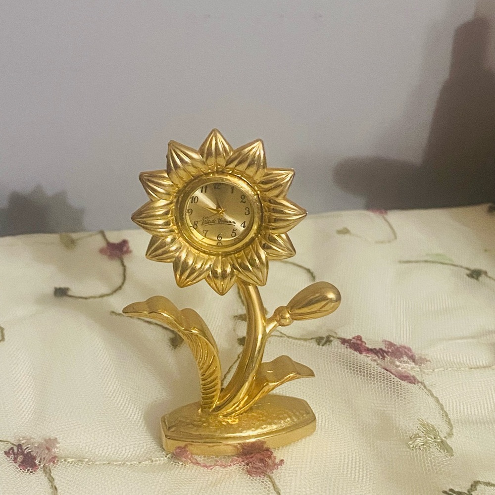 Gold Sunflower Mini Table
Clock - Vintage Style Quartz
Desk clock